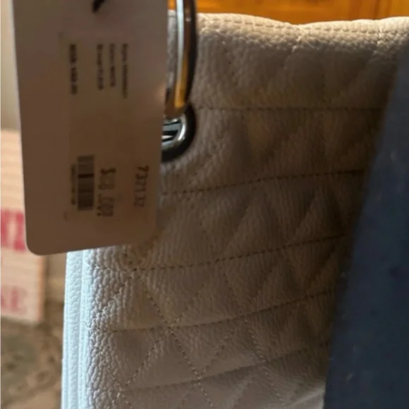 Guess Textured Shoulder Bag - Picture 6 of 11